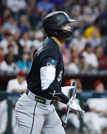 ２回、４試合連続本塁打となる９号ソロを放った村上（共同）