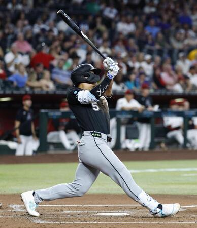 ２回、４試合連続本塁打となる９号ソロを放つ村上（共同）