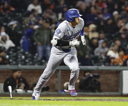 ７回、内野安打を放つドジャース・大谷。昨季からの連続試合出塁を５３に伸ばした（共同）