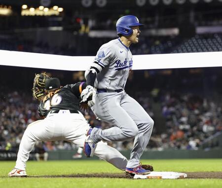 ７回、内野安打を放ち一塁に駆け込む大谷（共同）