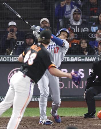 ７回、内野安打を放つ大谷（共同）