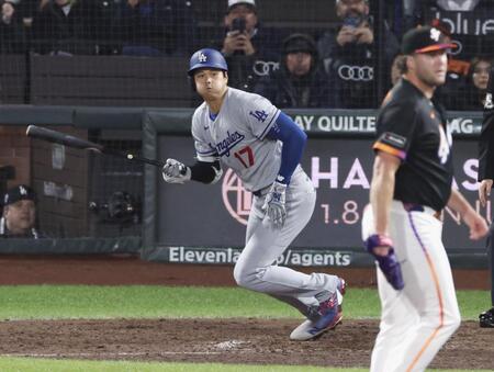 ７回、内野安打を放つ大谷（共同）