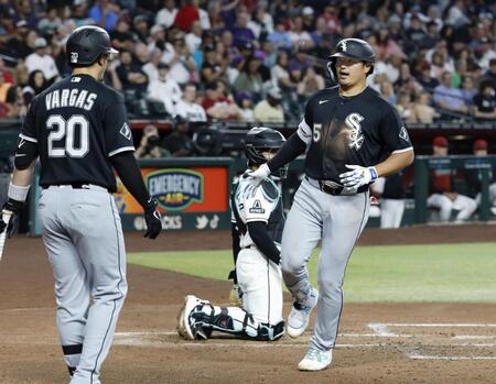 ２回、４試合連続本塁打となる９号ソロを放ち、迎えられる村上（共同）