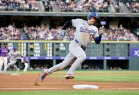　３回、後続のゴロに失策が絡み三塁を回るドジャースの二走大谷（共同）