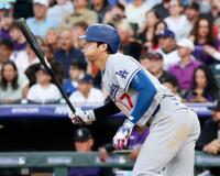 　３回、右前打を放つ大谷（共同）