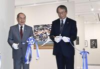 　米大リーグ・ドジャースの公式カメラマンによる写真展のオープニングセレモニー＝21日午前、岡山県の備前市美術館