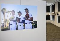 　米大リーグ・ドジャースの公式カメラマンによる写真展の展示＝21日午前、岡山県の備前市美術館