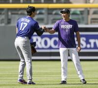 　試合前、あいさつを交わすロッキーズ・菅野（右）とドジャース・大谷＝デンバー（共同）