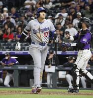 　９回、空振り三振に倒れた大谷（共同）