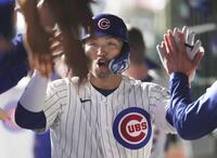 ７回、２ランを放ち迎えられる鈴木（ゲッティ＝共同）