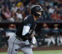 ２回、４試合連続本塁打となる９号ソロを放った村上（共同）