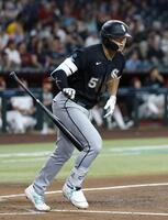 ２回、４試合連続本塁打となる９号ソロを放った村上（共同）