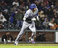 ７回、内野安打を放つドジャース・大谷。昨季からの連続試合出塁を５３に伸ばした（共同）