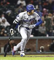 ７回、内野安打を放つ大谷。昨季からの連続試合出塁を５３に伸ばした（共同）