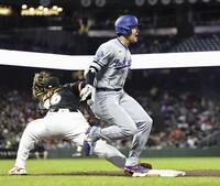 ７回、内野安打を放ち一塁に駆け込む大谷（共同）