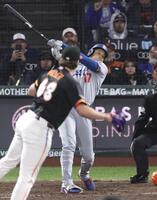 ７回、内野安打を放つ大谷（共同）