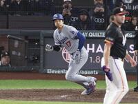 ７回、内野安打を放つ大谷（共同）