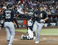 ２回、４試合連続本塁打となる９号ソロを放ち、迎えられる村上（共同）