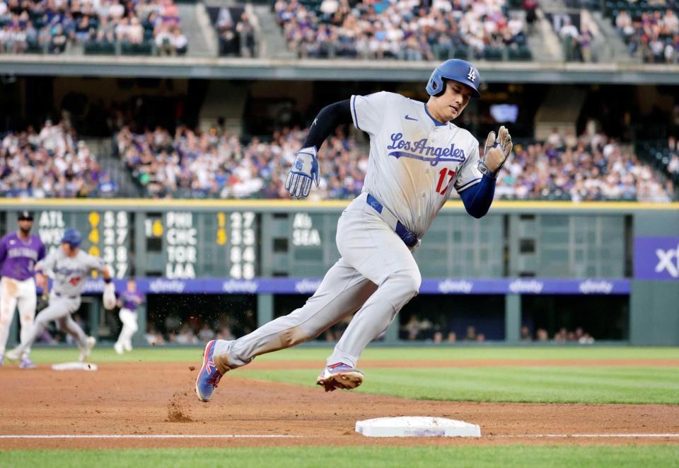 　３回、後続のゴロに失策が絡み三塁を回るドジャースの二走大谷（共同）