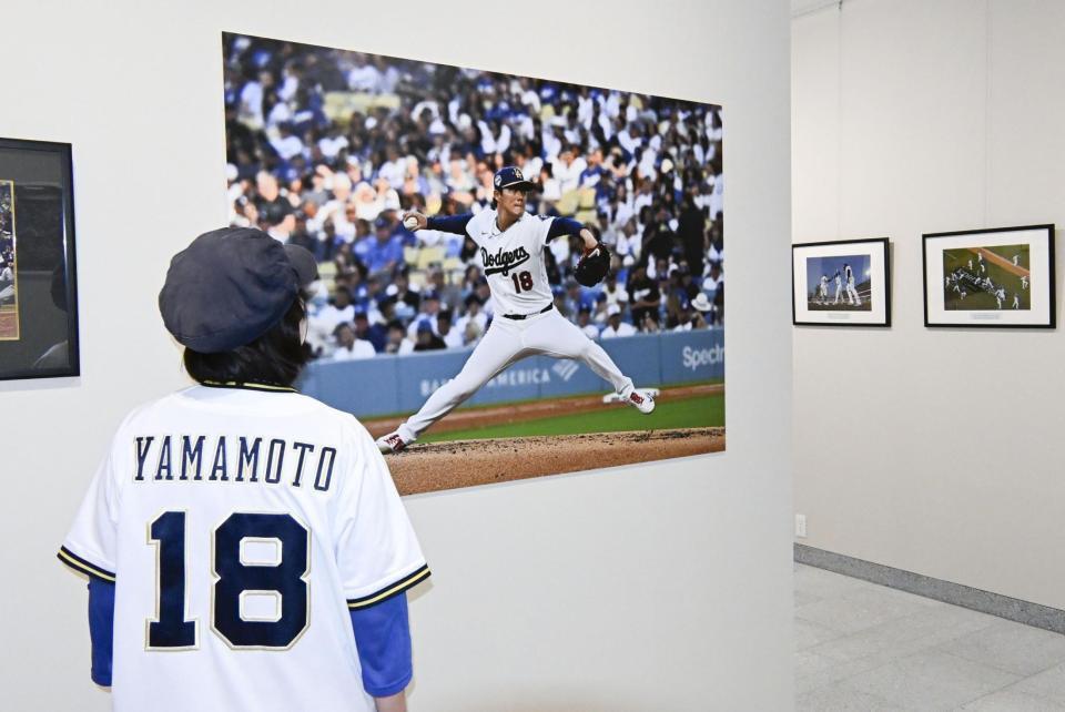 　岡山県の備前市美術館で始まった米大リーグ・ドジャースの公式カメラマンによる写真展＝21日午前、岡山県備前市