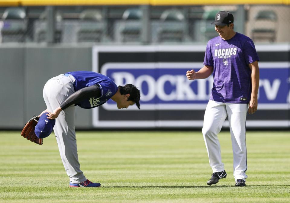 　試合前、ロッキーズ・菅野（右）とあいさつを交わすドジャース・大谷＝デンバー（共同）