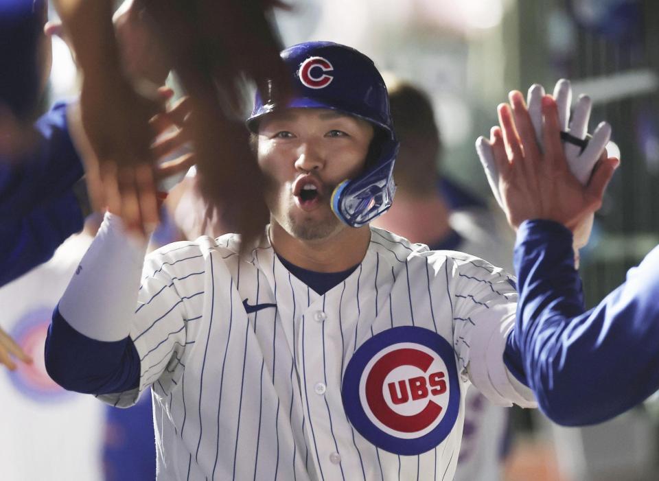 ７回、２ランを放ち迎えられる鈴木（ゲッティ＝共同）