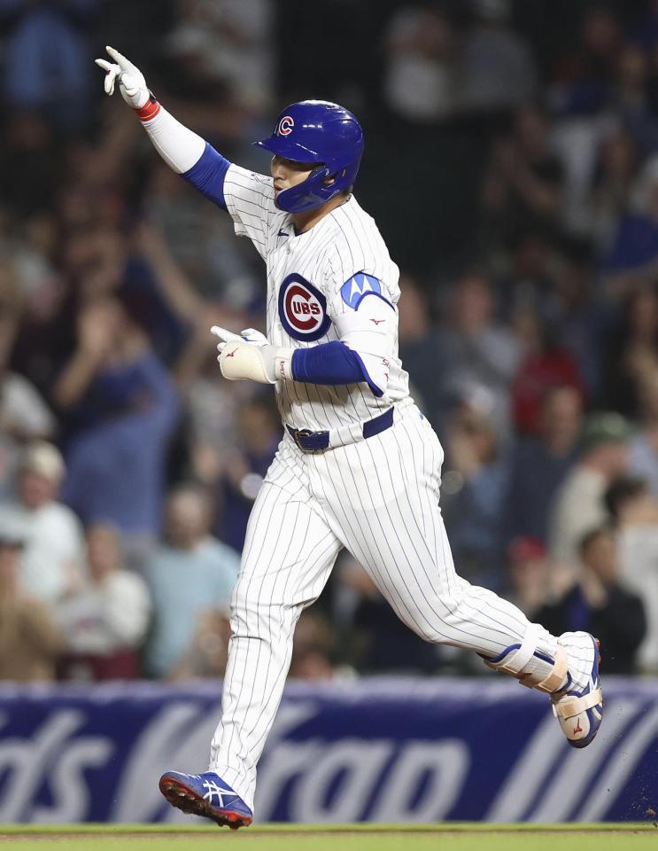 ７回、２ランを放ち喜ぶ鈴木（ゲッティ＝共同）