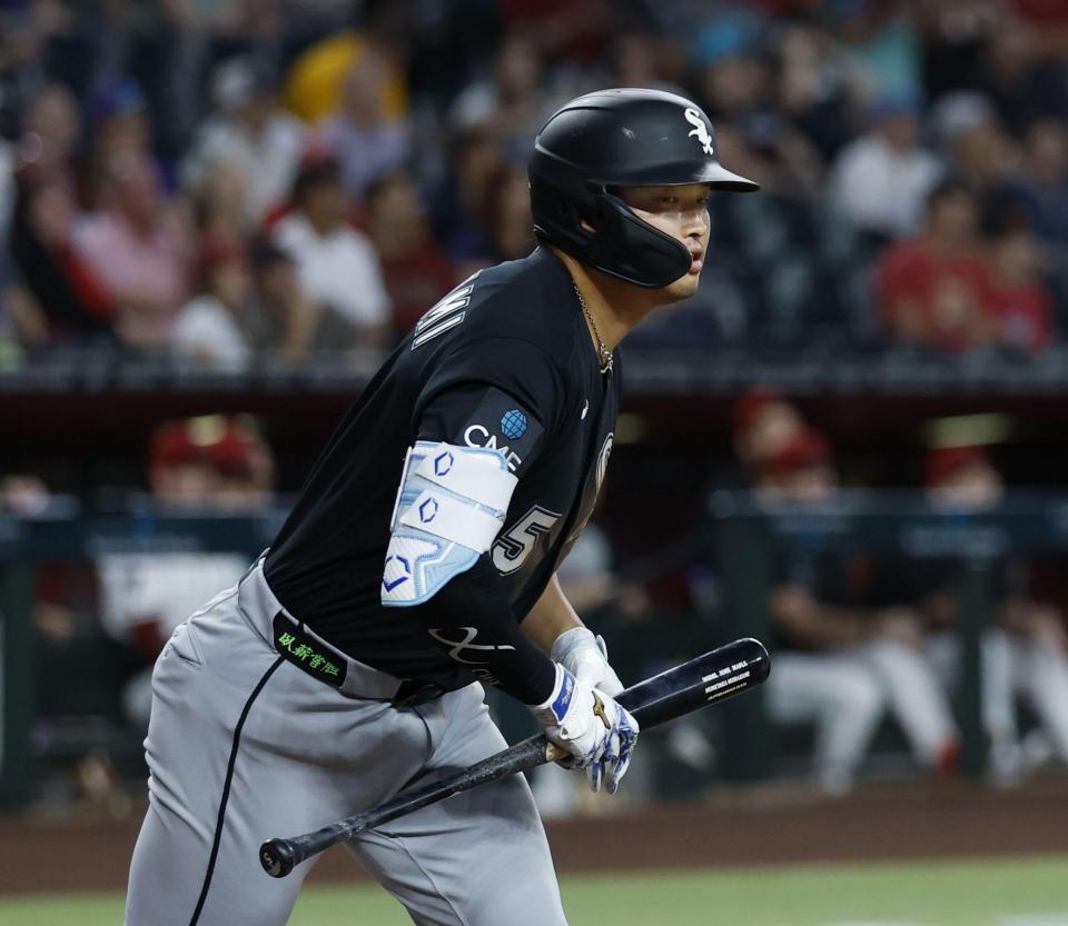 ２回、４試合連続本塁打となる９号ソロを放った村上（共同）