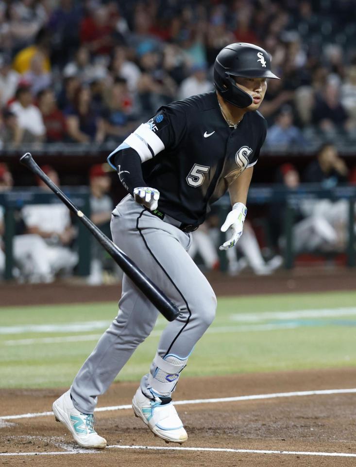 ２回、４試合連続本塁打となる９号ソロを放った村上（共同）