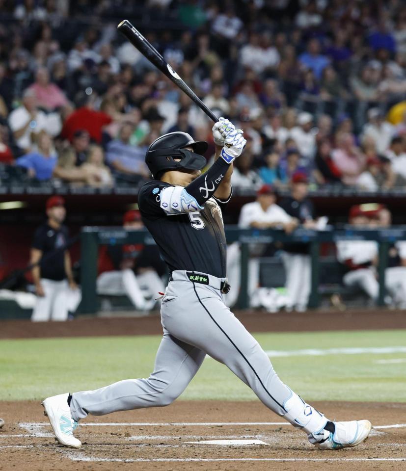 ２回、４試合連続本塁打となる９号ソロを放つ村上（共同）