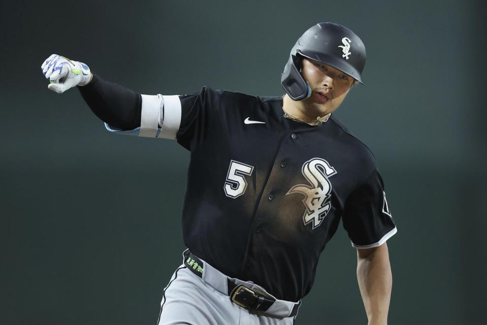 ２回、４試合連続本塁打となる９号ソロを放ち、塁を回る村上（ゲッティ＝共同）