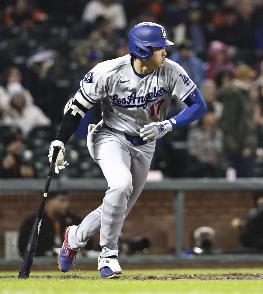 ７回、内野安打を放つ大谷。昨季からの連続試合出塁を５３に伸ばした（共同）