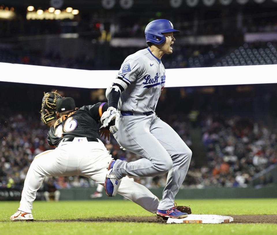 ７回、内野安打を放ち一塁に駆け込む大谷（共同）