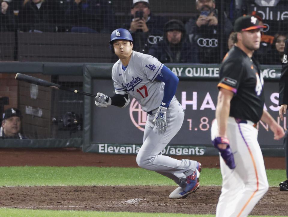 ７回、内野安打を放つ大谷（共同）