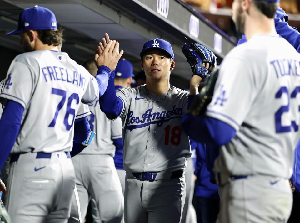 ７回を投げ終え、迎えられる山本（共同）