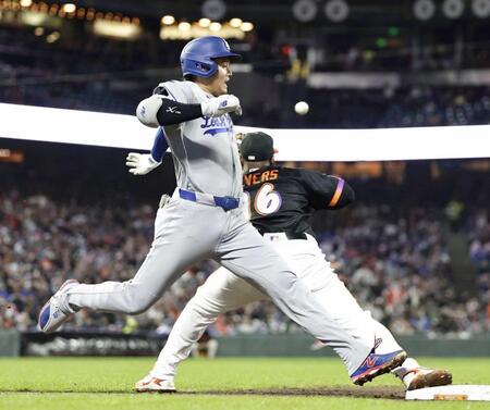 　７回、内野安打を放ち一塁に駆け込むドジャース・大谷（共同）