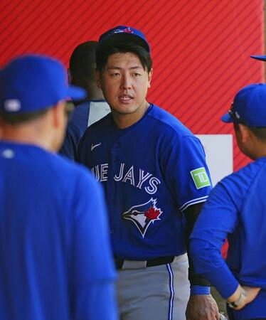 　エンゼルスに敗れ、引き揚げるブルージェイズ・岡本＝アナハイム（共同）