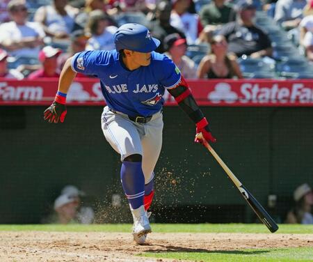 　エンゼルス戦の９回、左前打を放つブルージェイズ・岡本＝アナハイム（共同）