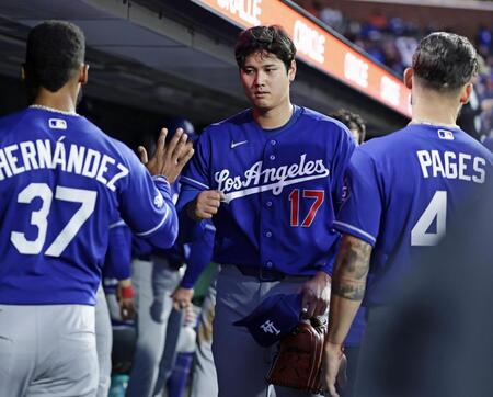 　ジャイアンツ戦の５回を投げ終え、ベンチで迎えられるドジャース・大谷＝サンフランシスコ（共同）