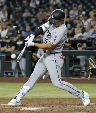 　ダイヤモンドバックス戦の５回、中前打を放つホワイトソックス・村上＝フェニックス（共同）