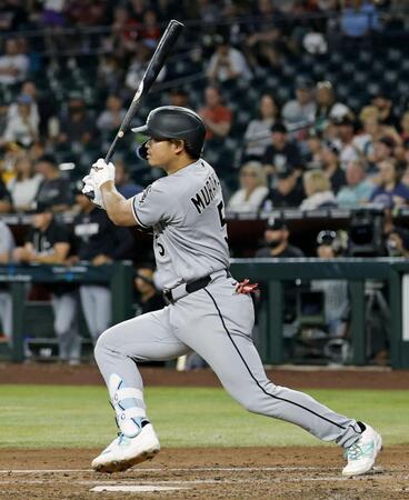 　ダイヤモンドバックス戦の５回、中前打を放つホワイトソックス・村上＝フェニックス（共同）