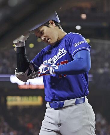 　ジャイアンツ戦の８回、左飛に倒れたドジャース・大谷。昨季からの連続試合出塁が53で止まった＝サンフランシスコ（共同）