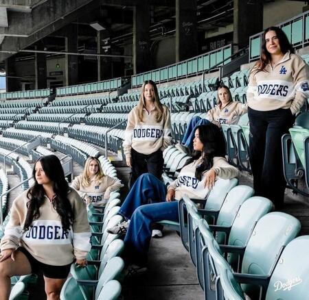 　モデルを務めた奥さまたち（ロサンゼルス・ドジャース提供）