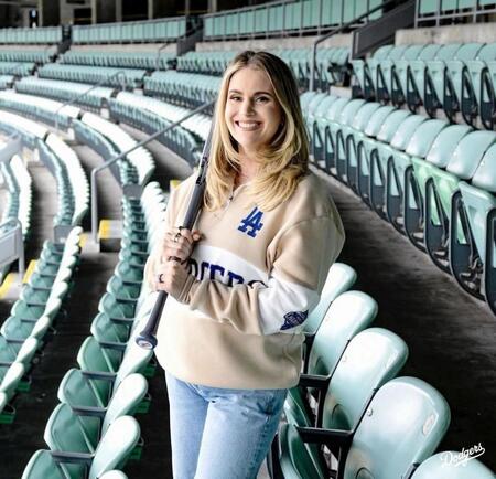 　モデルを務めたマンシーの妻・ケリーさん（ロサンゼルス・ドジャース提供）