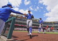 　エンゼルス戦で、２回の守備を終えてベンチに戻るブルージェイズ・岡本＝アナハイム（共同）