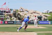 　エンゼルス戦の９回、左前打を放つブルージェイズ・岡本＝アナハイム（共同）