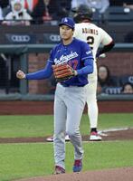 　ジャイアンツ戦の３回、アダメスを一直に仕留めグラブをたたくドジャース・大谷＝サンフランシスコ（共同）