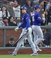 　ジャイアンツ戦の５回、見逃し三振に倒れベンチに戻るドジャース・大谷＝サンフランシスコ（共同）