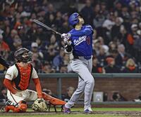 　ジャイアンツ戦の８回、左飛に倒れたドジャース・大谷＝サンフランシスコ（共同）