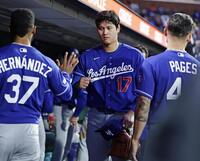 　ジャイアンツ戦の５回を投げ終え、ベンチで迎えられるドジャース・大谷＝サンフランシスコ（共同）